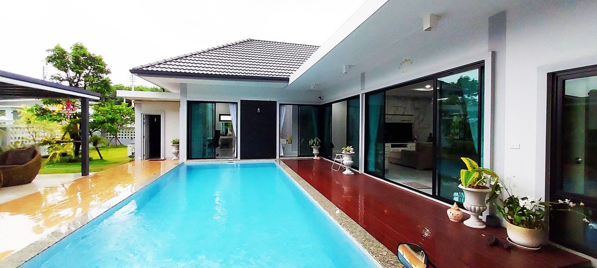 Almost new lavish villa with pool in Mae Phim, Rayong - House -  - 