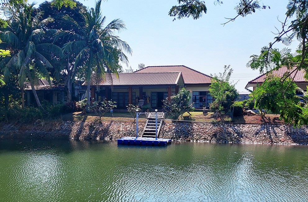 Large canal beach villa in Rock Garden, Mae Phim