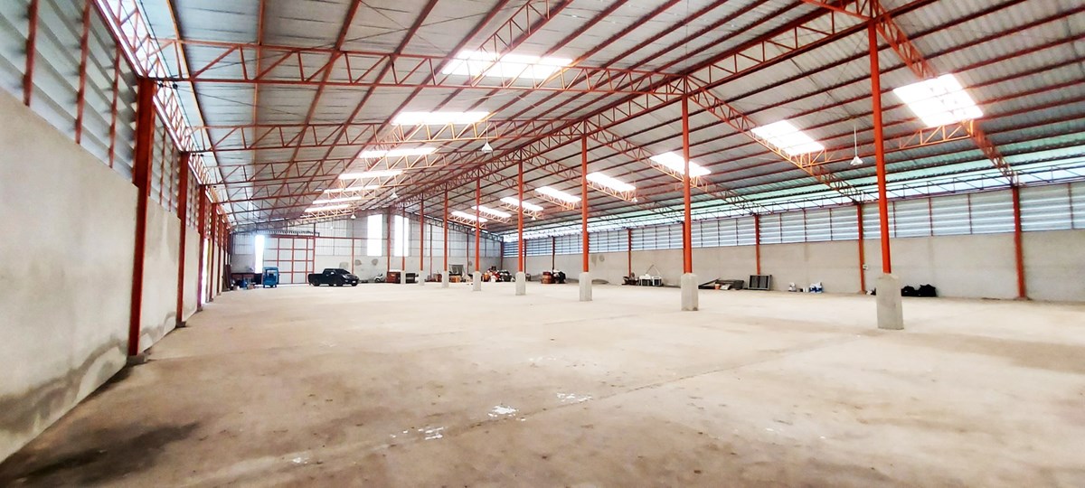 Industrial building of 1,800 sqm, with residence of 330 sqm, on land of 8,500 sqm in Mae Phim - Commercial -  - 