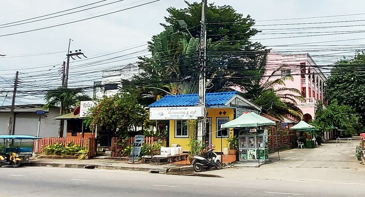 Land and buildings in central Ban Phe, Rayong